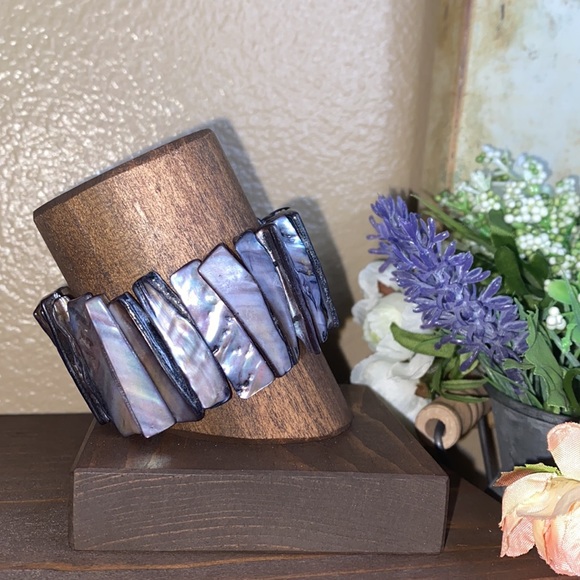 ⚠️ Clearance - Artisan Black purple Iridescent dyed shell stretch bracelet - Picture 2 of 5